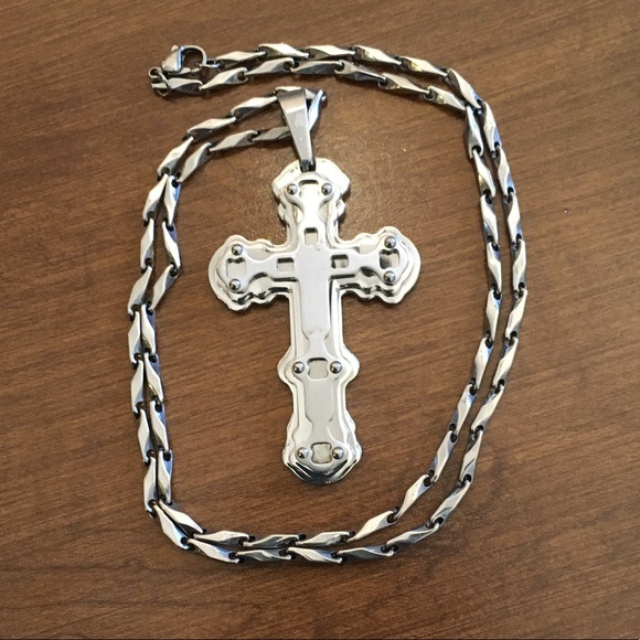 Men’s oversized stainless steel cross pendant with chain - Picture 4 of 9